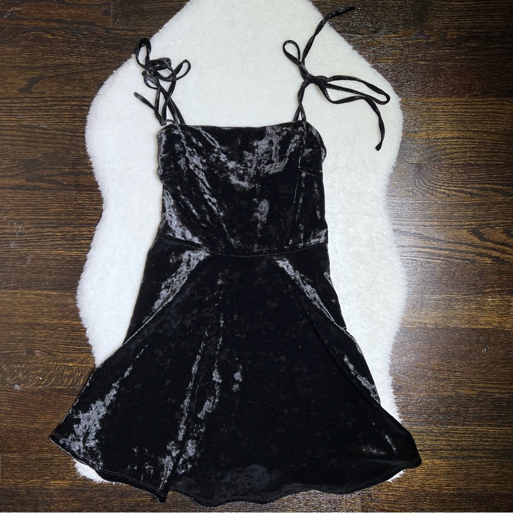 Forever 21 Black Crushed Velvet Tie Strap Mini Dress Size Small